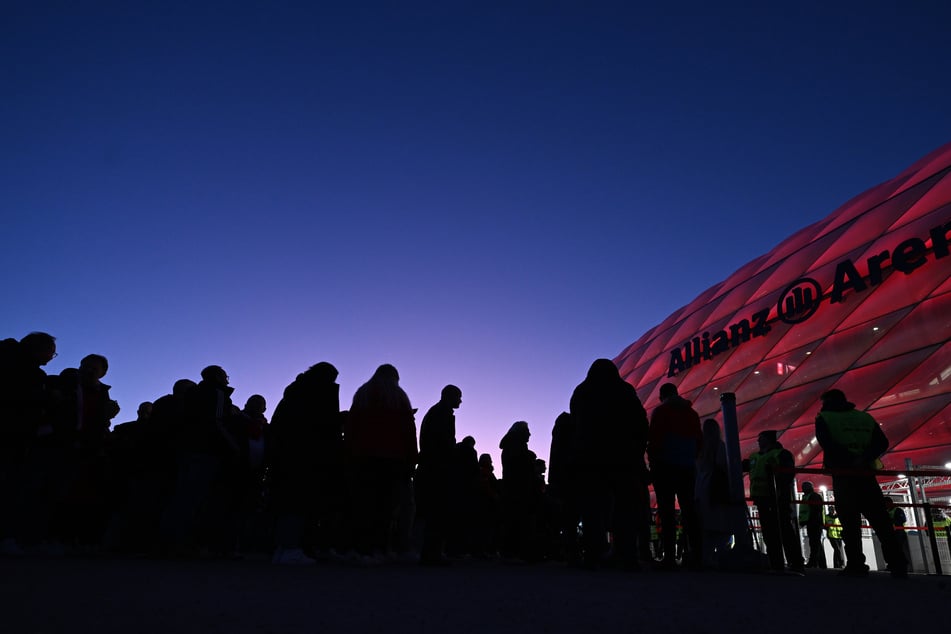 Fans strömen in die Allianz Arena.