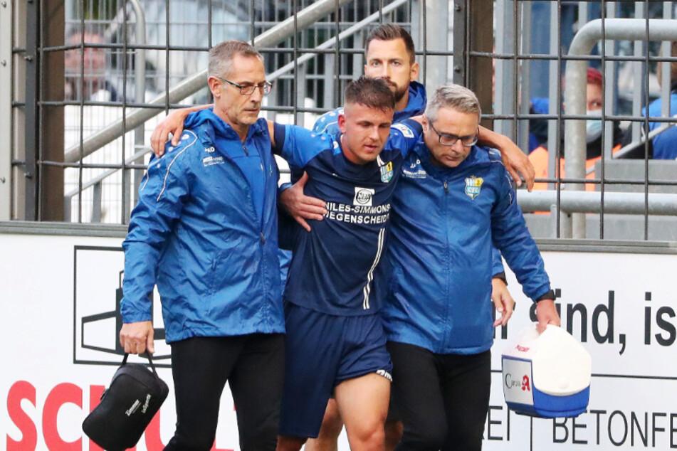 Felix Schimmel (M.) musste gegen Babelsberg angeschlagen vom Platz geführt werden, hat sich für die heutige Partie aber fit gemeldet.