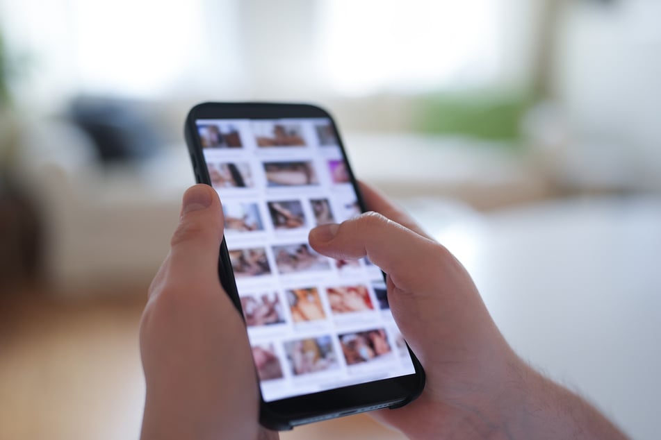 Immer mehr Kinder und Jugendliche schauen Pornos. Das hat Auswirkungen auf die Sexualentwicklung. (Symbolbild)