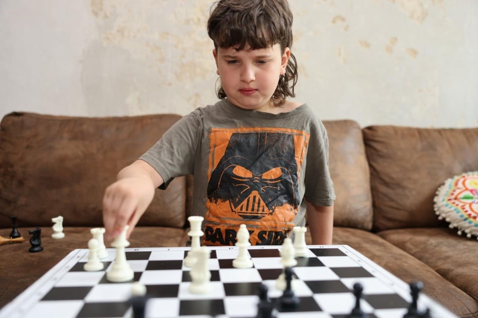 Im September will er an der Schach-Weltmeisterschaft in Kasachstan teilnehmen. Dafür trainiert Hugó jeden Tag.