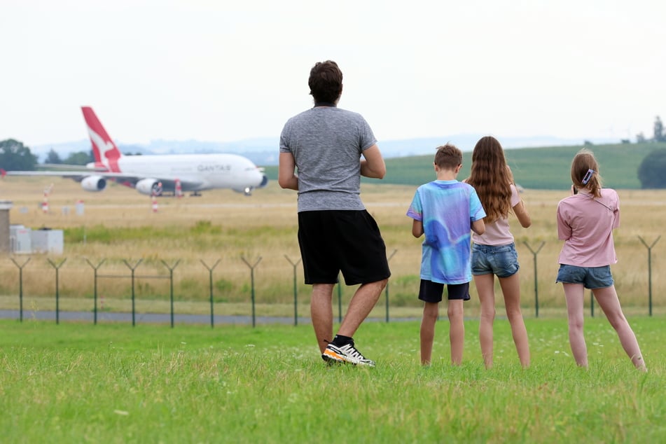 Am Dresdner Flughafen fanden sich einige Planespotter ein.
