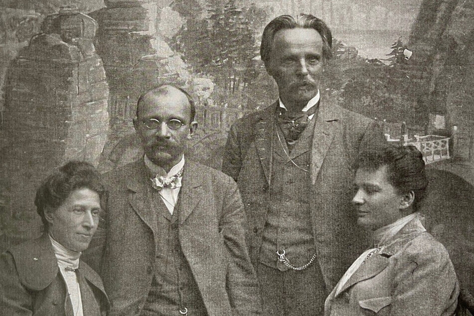 Das historische Foto von 1903 zeigt Rechtsanwalt Rudolf Bernstein mit seiner Frau Emmy (l.) und Karl May mit seiner zweiten Ehefrau Klara.