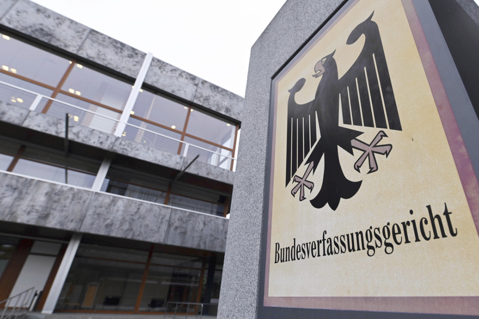Das Bundesverfassungsgericht in Karlsruhe mit einem Hinweisschild mit Bundesadler und Schriftzug.