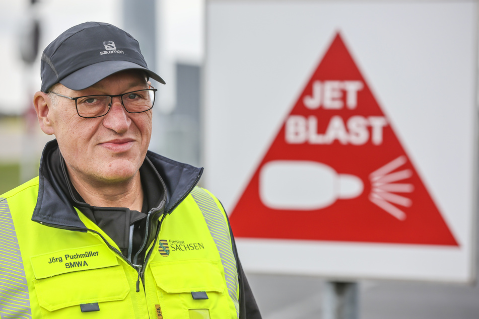 Jörg Puchmüller, Fluglärmschutzbeauftragter des Landes Sachsen, will am Flughafen Leipzig/Halle den Lärm messen.