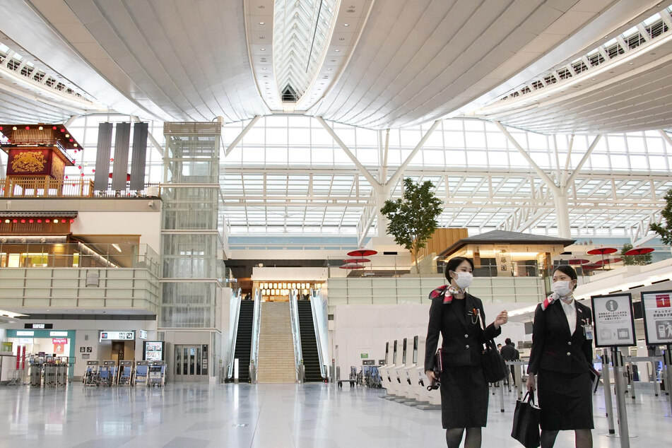 Die vier Passagiere kamen auf dem Flughafen Haneda in Tokio an und begaben sich sofort in Quarantäne. (Archivbild)