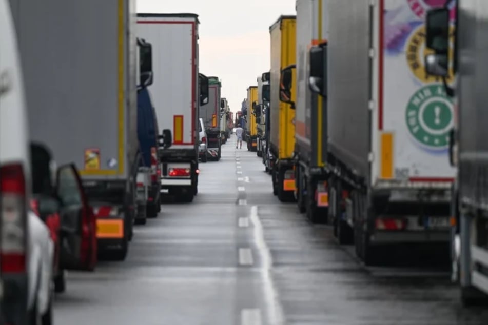 Auf der Autobahn staut es sich aktuell. (Symbolbild)