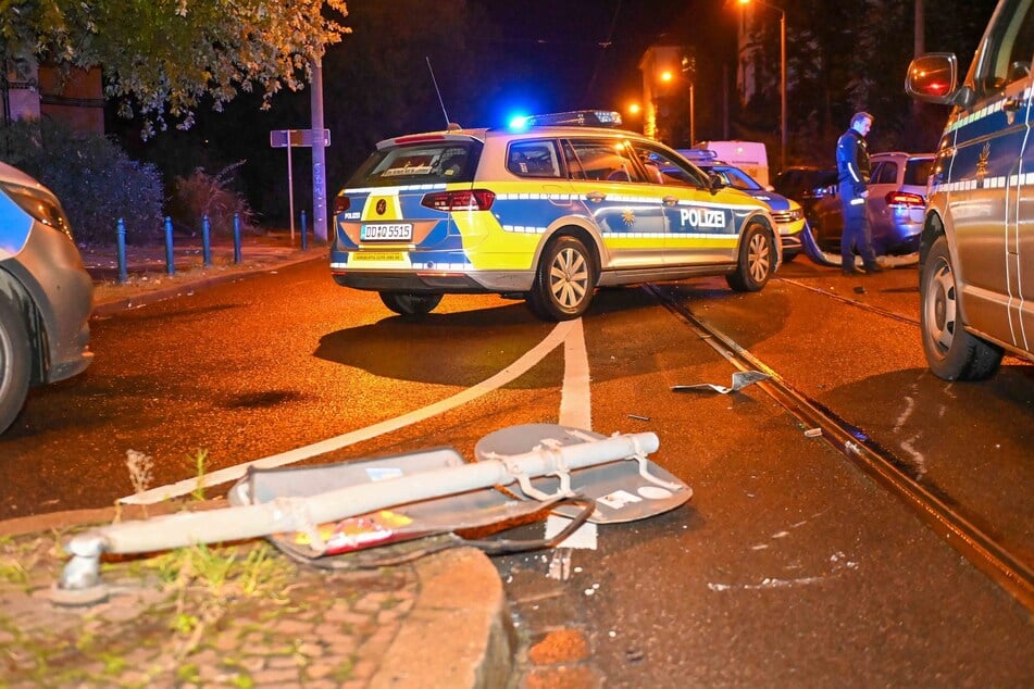 Mehrere Streifenwagen, eine Verkehrsinsel und ein Schildermast fielen dem Fahrer zum Opfer.