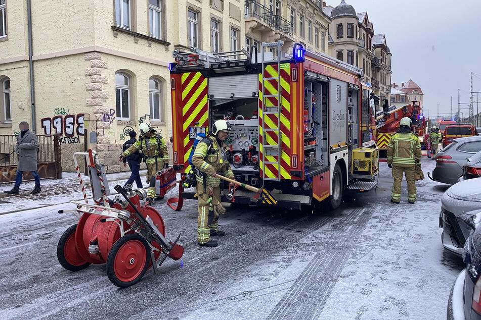 Gegen 10 Uhr war die Riesaer Straße in Pieschen wegen eines Feuerwehr-Einsatzes gesperrt.