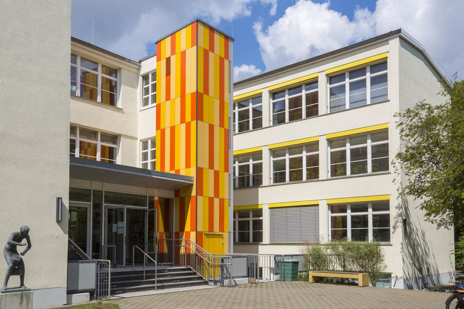 Wie würde das Bertolt-Brecht-Gymnasium in der Johannstadt mit Deutschlandfahne wirken?