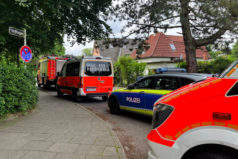 Die Feuerwehr rückte mit zahlreichen Einsatzkräften zur Stadtteilschule Rissen aus.