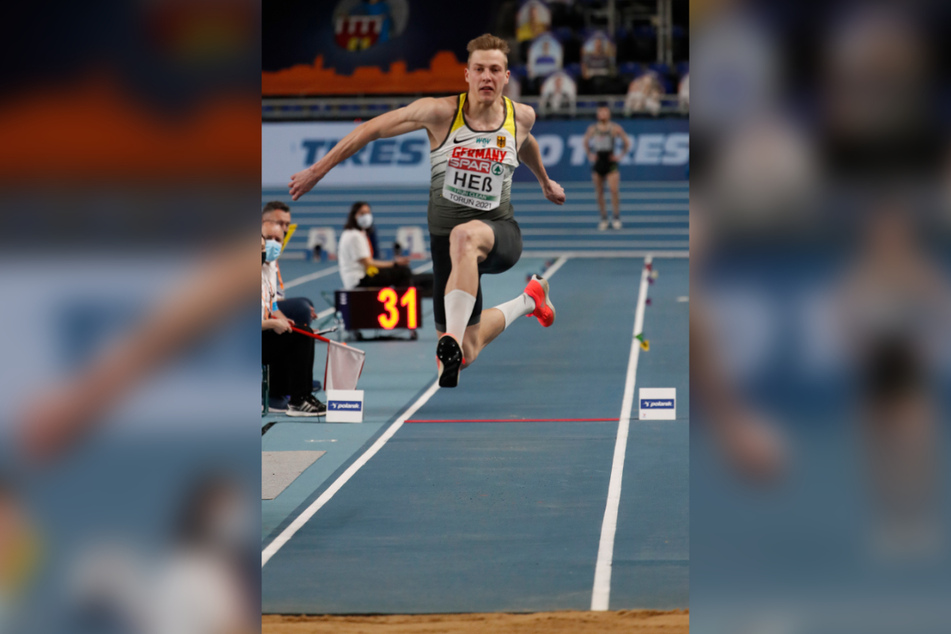 Hop, Step, Jump: Der Chemnitzer Max Heß (24) landete bei der Hallen-EM erst nach 17,01 Metern wieder im Sand.
