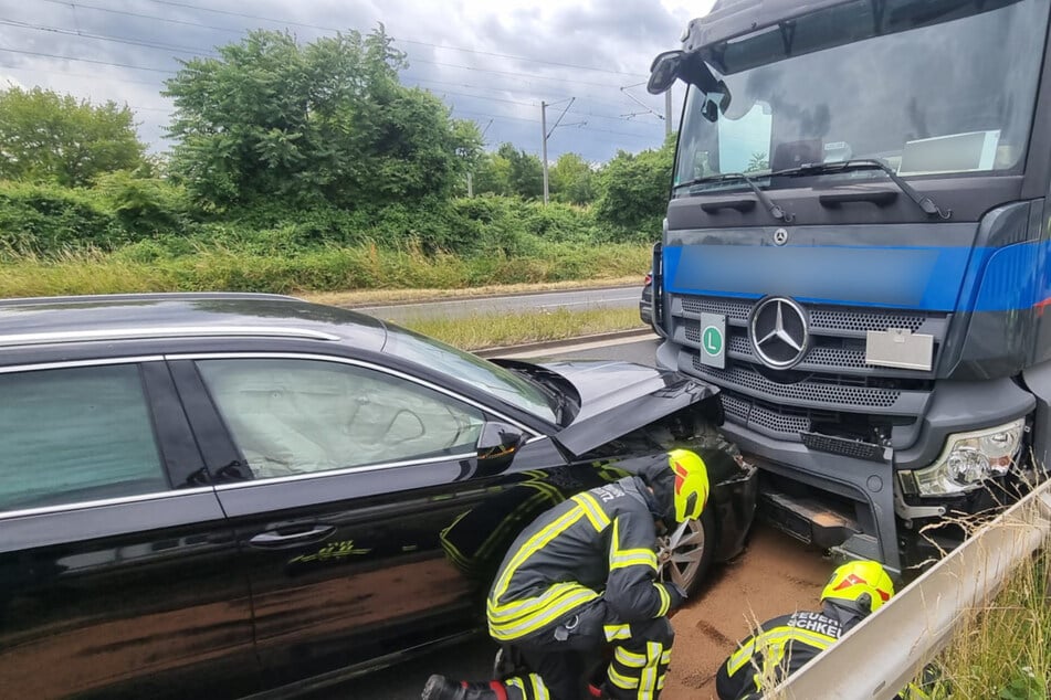 Frontalcrash bei Leipzig: Lkw rauscht in Gegenverkehr und knallt gegen Skoda
