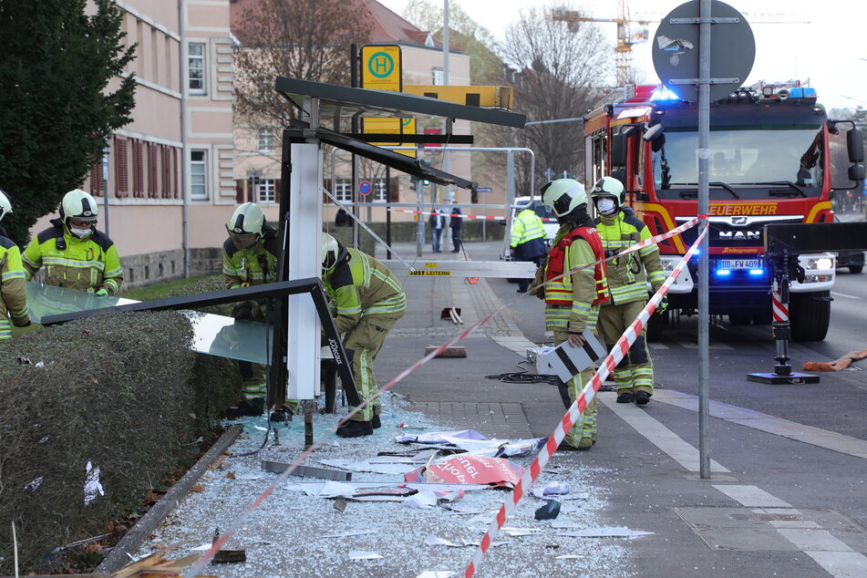 Die völlig zertrümmerte Bushaltestelle nach dem Unfall.