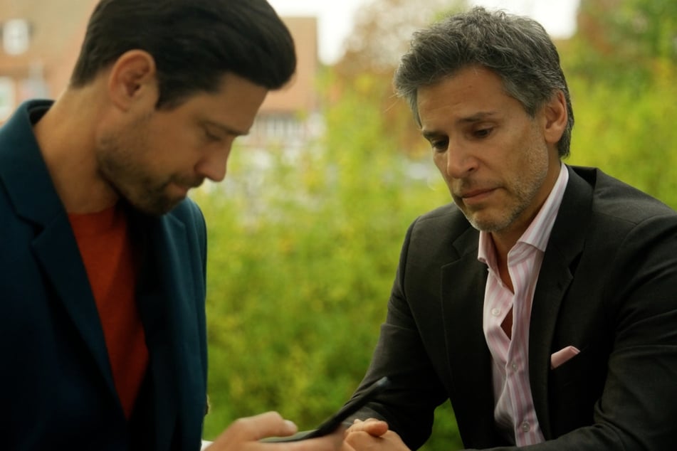 Richard versucht verzweifelt, Julius (Jan Stapelfedt, 43) emotional zu erreichen, doch der trennt strikt zwischen Privat- und Geschäftlichem.