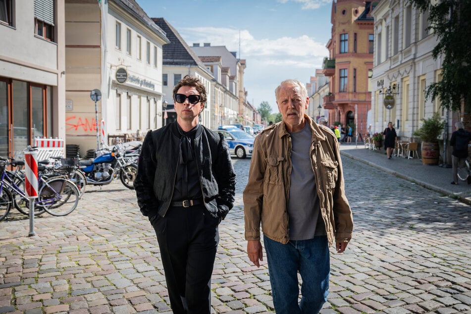 Die TV-Kommissare Vincent Ross (l.) und Karl Rogov ermitteln in der Potsdamer Innenstadt.