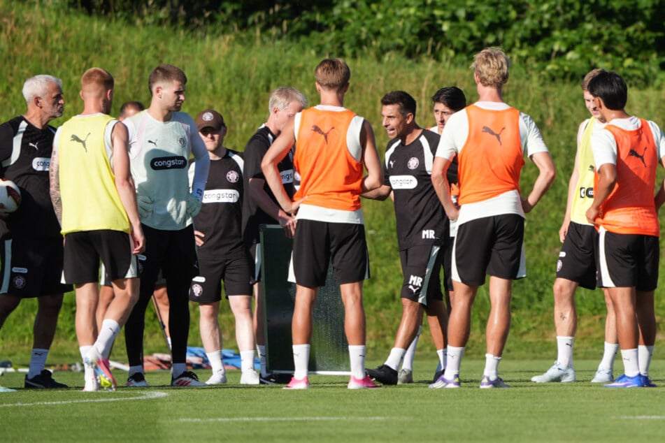 St.-Pauli-Coach Marcel Rapp (47, 5.v.r.) will mit seiner Mannschaft in Flachau an den Feinheiten arbeiten.