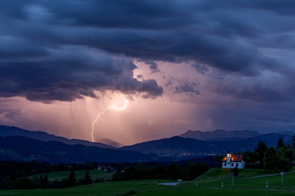 In Bayern drohen am Dienstag teils schwere Unwetter. (Symbolbild)
