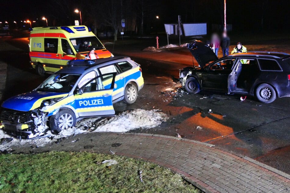 Einsatzkräfte der Polizei, des Rettungsdienstes und der Feuerwehr waren am Unfallort.