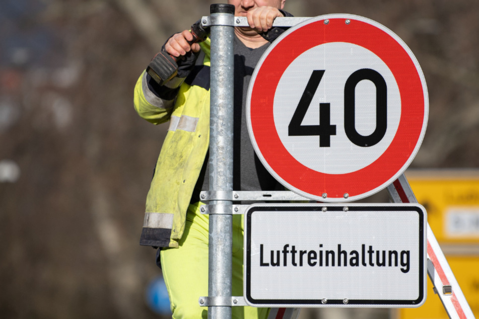Ein Tempo-40-Schild wird aufgebaut (Symbolfoto).