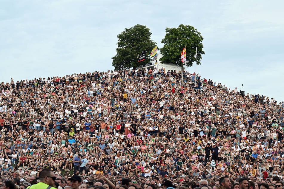 Das hügelige Festivalgelände in Karlsruhe gewährt einen guten Blick auf die Hauptbühne.