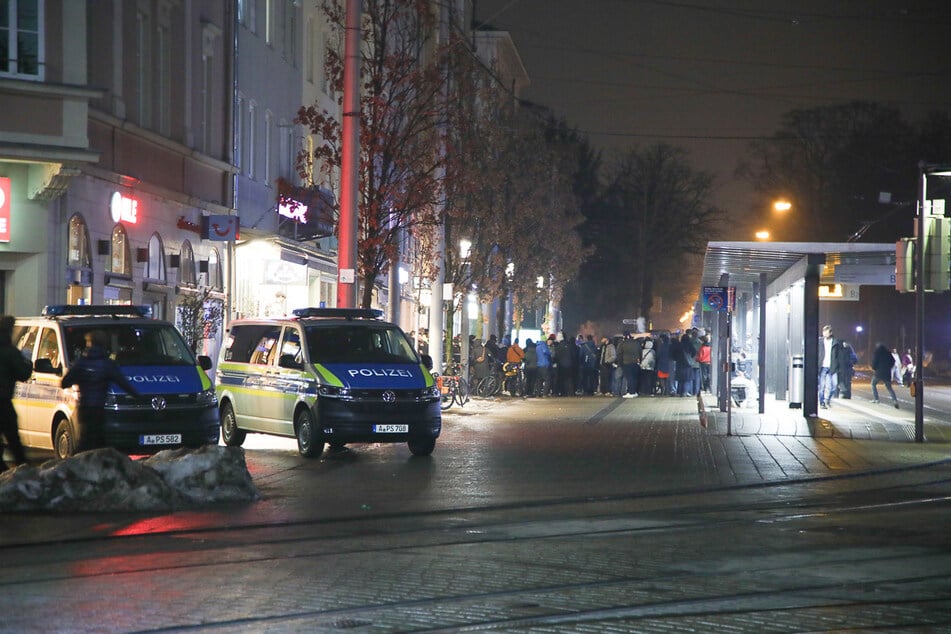 Eine Menschentraube sammelte sich vor dem abgesperrten Club in Augsburg.