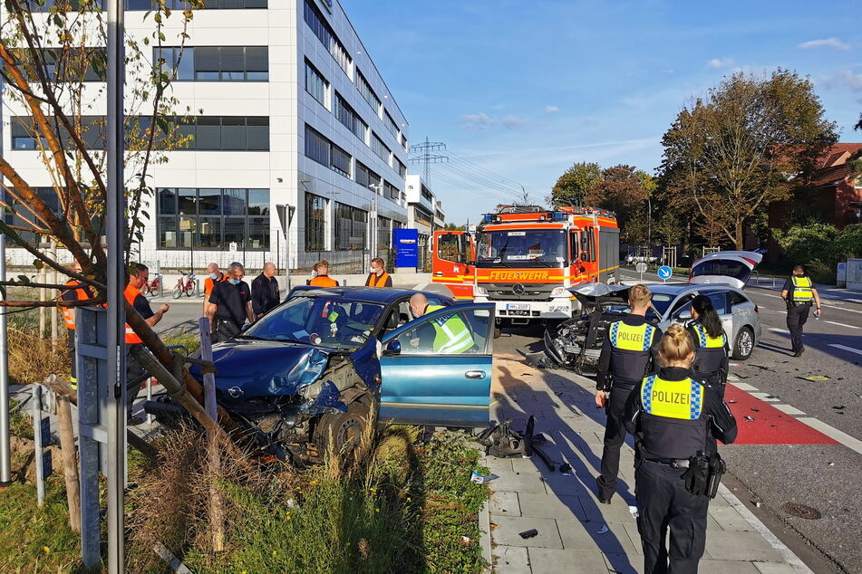 Abbiegemanöver missglückt! Auto landet auf Bäumchen, mehrere Personen verletzt