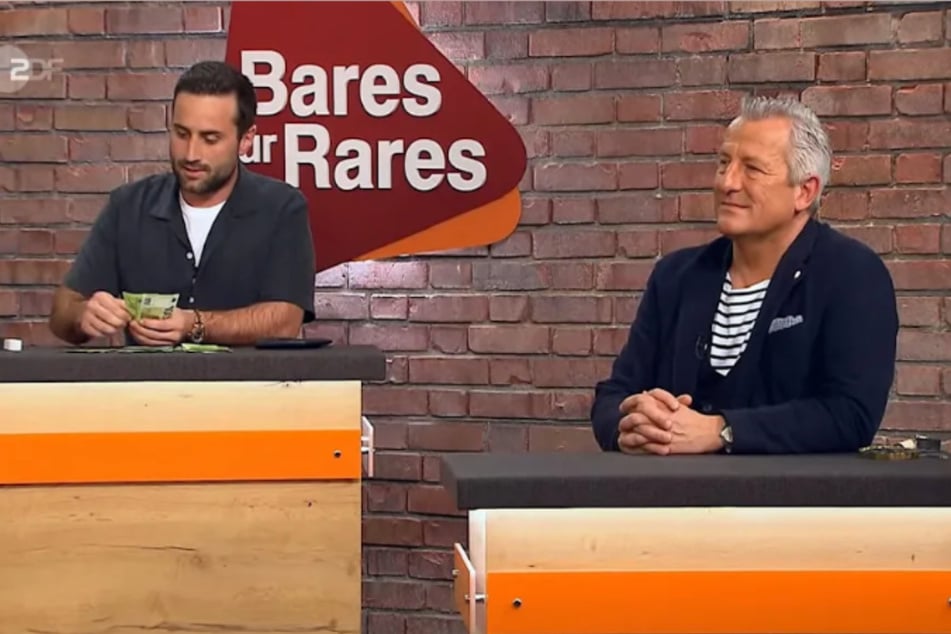 Für satte 3500 Euro sichert sich Händler David Suppes (37, l.) das Objekt. Sein Kollege Markus Wildhagen (59) hat das Nachsehen.