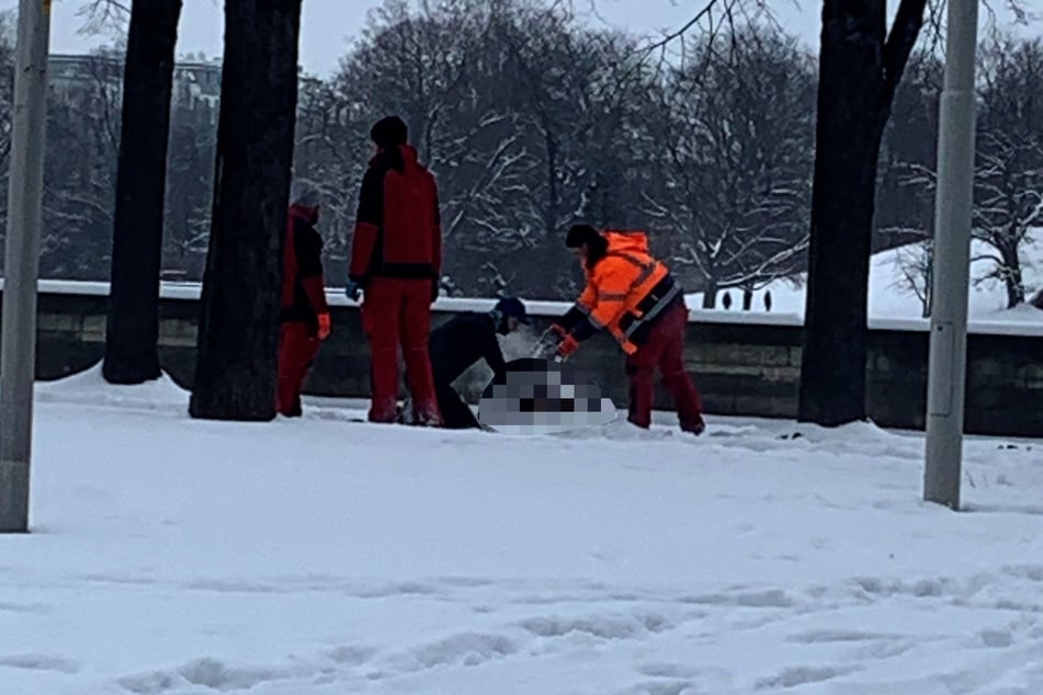 Arbeiter versuchten den Mann mit Schnee zu löschen.