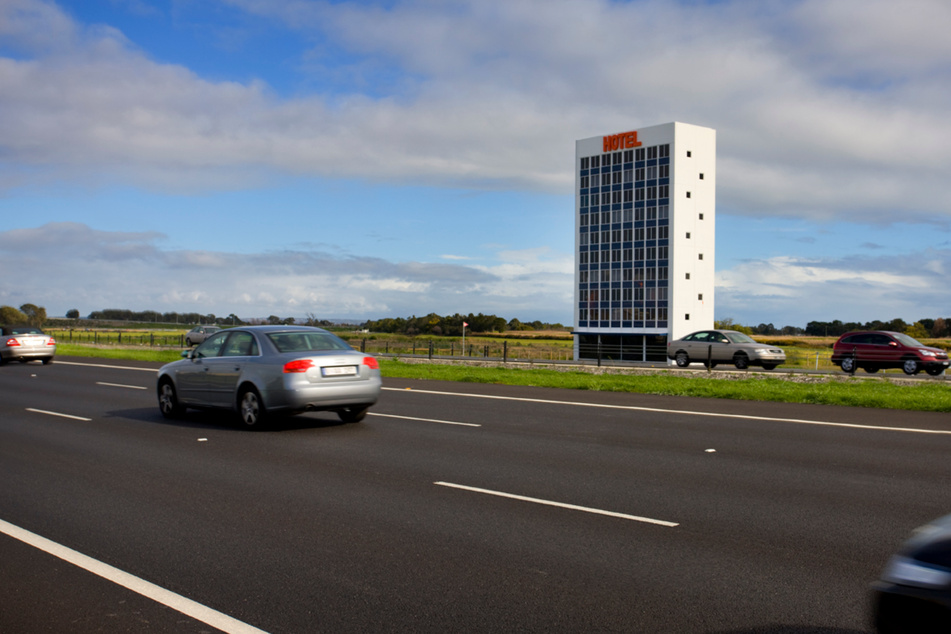 Das Hotel steht an einer Autobahn, die die City von Melbourne mit einem Vorort verbindet.