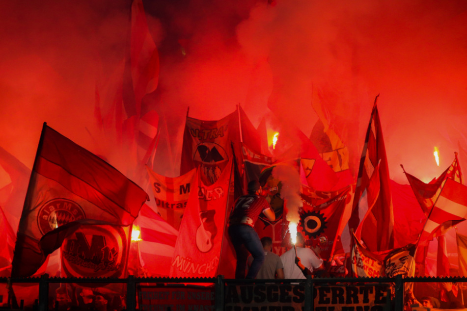 Bayerns Fans brennen Pyro ab.