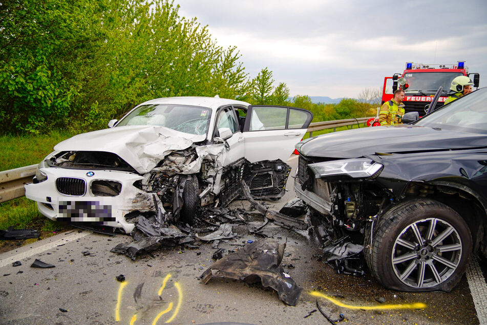 Sowohl der Audi als auch der BMW wurden durch den Crash schwer in Mitleidenschaft gezogen.