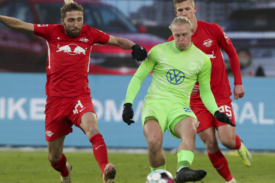 Die Leipziger Kevin Kampl (l.) und Dani Olmo (r.) im Zweikampf mit VfL-Mittelfeldspieler Xaver Schlager.