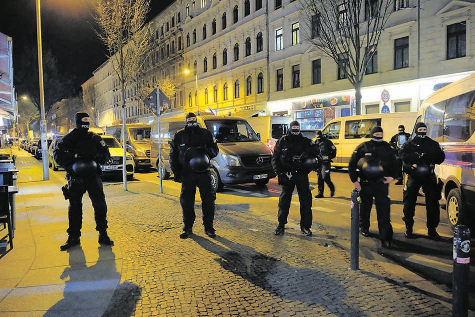 Polizisten sichern den Bereich um die "Wunderlampe" ab - in der Shisha-Bar gab es schon mehrere Razzien, bei denen größere Mengen Drogen sichergestellt wurden.