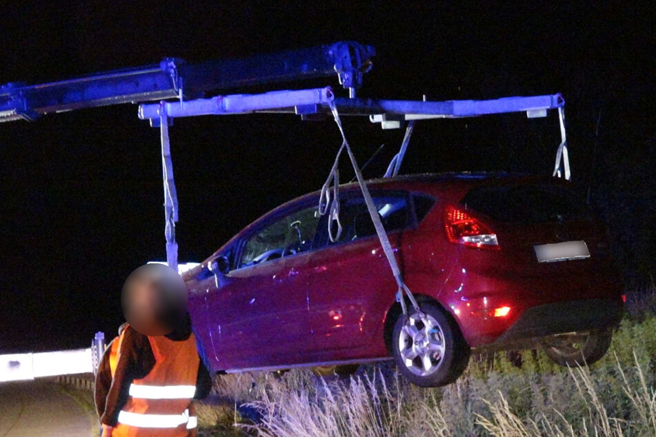 Eine Autofahrerin (20) kam am Donnerstag nahe Leipzig von der A38 ab.