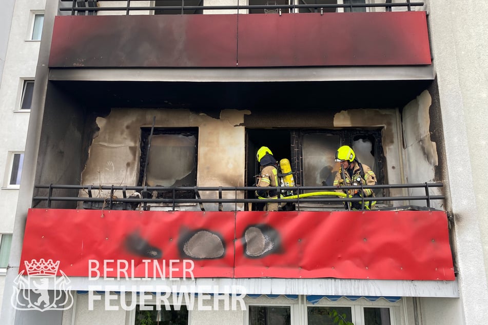Feuerwehrleute kämpften in Berlin-Fennpfuhl mit Flammen auf einem Balkon.