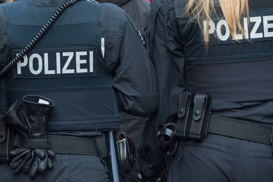 Nachdem Hetzbotschaften in einer Chatgruppe verteilt wurden, müssen sich nun Polizisten vor Gericht verantworten. (Symbolbild)