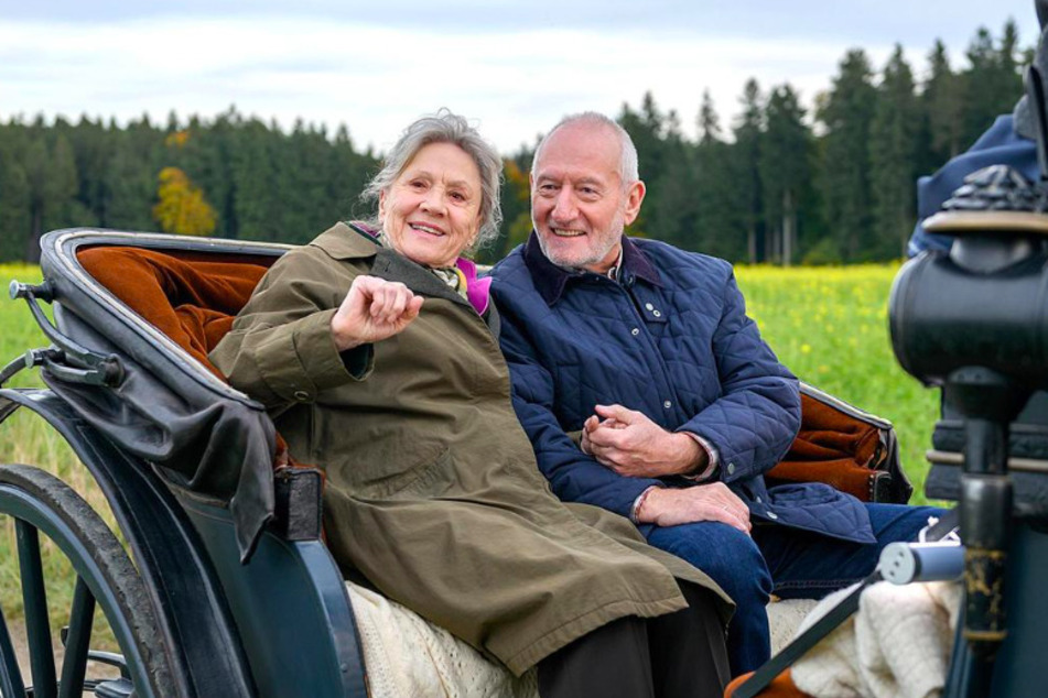 Hildegard (Antje Hagen, 83) genießt die Überraschungsfahrt mit Alfons (Sepp Schauer, 72) in der Kutsche.