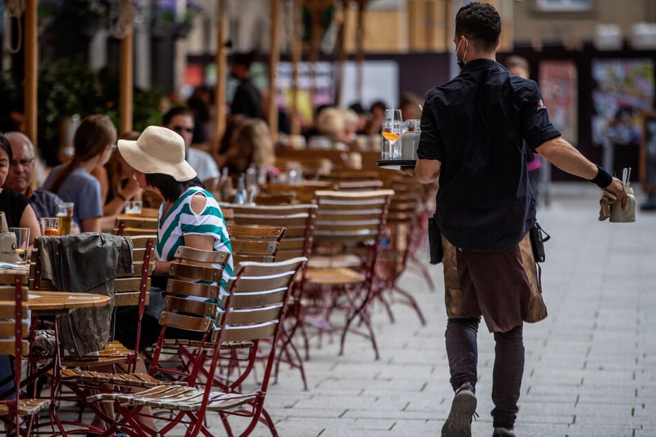 In mehreren baden-württembergischen Städten sind am Donnerstag verstärkt Gaststätten, Restaurants und Cafés kontrolliert worden, ob sie die Corona-Regeln einhalten.