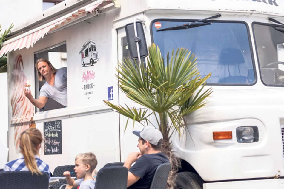 Andreas Gottwald (43), Chef des Softeis-Trucks, hat am Kindertag die Spendierhosen
an.