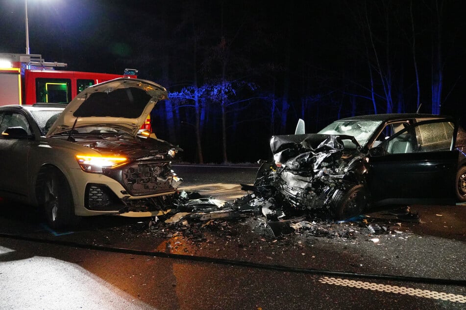 Der Skoda (r.) war in den Gegenverkehr geraten und stieß dort frontal mit dem Audi zusammen.