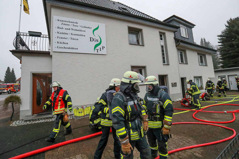 Das Haus war nach den Löscharbeiten im Keller unbewohnbar. Strom- und Gasversorgung funktionieren nicht mehr.