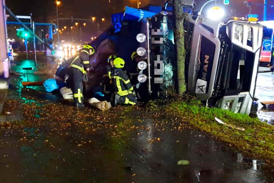Der Fahrer musste aus dem Führerhaus befreit werden.