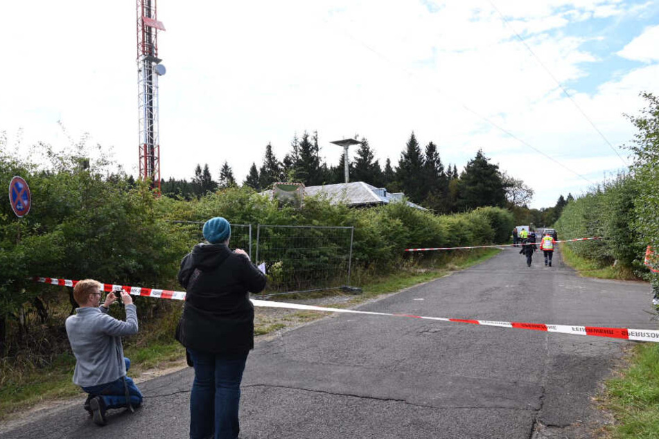 Die Unglücksstelle rund um den Funkmast ist weiterhin großräumig abgesperrt.