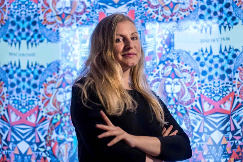 Exklusive Mode aus dem Erzgebirge: Carolin Tennstaedt vor einen selbst entworfenen Tuch.