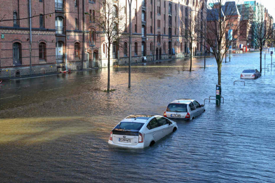 Sturmtief "Herwart" überflutete am 29. Oktober 2017 mehrere Strasse wie hier in der Hafencity in Hamburg.