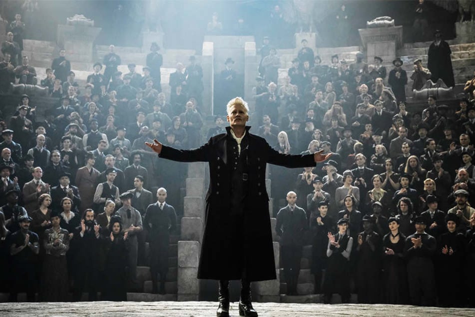Gellert Grindelwald (Johnny Depp) greift nach der Macht in der Zaubererwelt und will diese in eine große Finsternis stürzen.