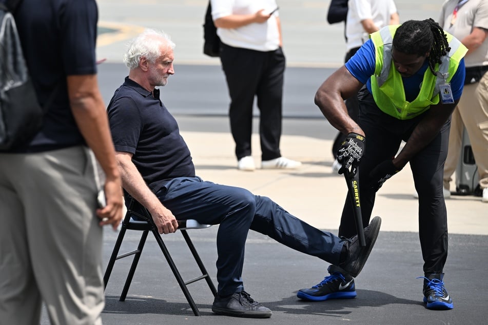 Hier werden die Schuhe von DFB-Sportdirektor Rudi Völler (66) unter die Lupe genommen.