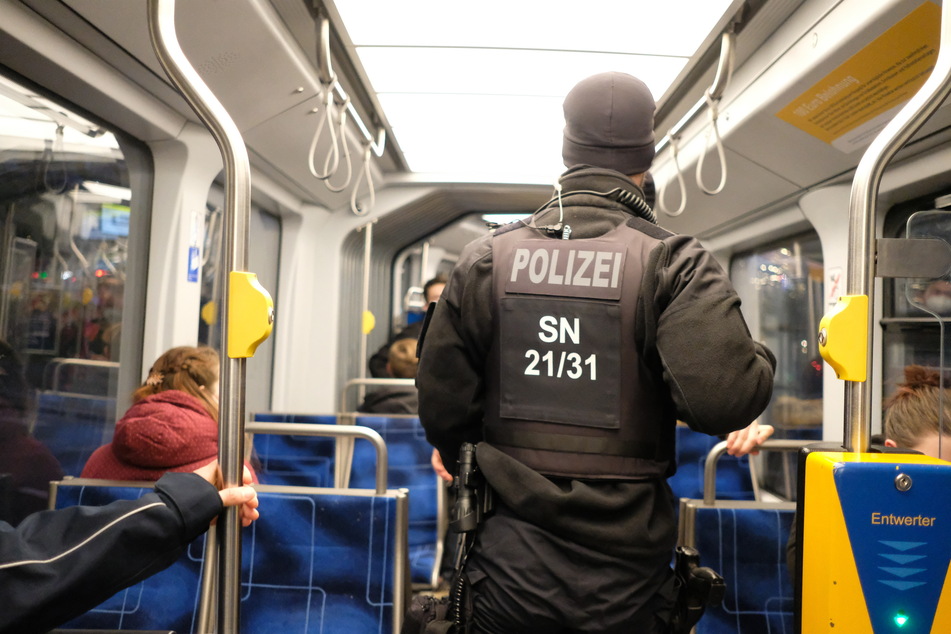 Ein Beamter der Bereitschaftspolizei in einer Leipziger Straßenbahn. Seit Ende November wurden im ÖPNV der Messestadt 564 Kontrollen der Maskenpflicht und der 3G-Regel durchgeführt.