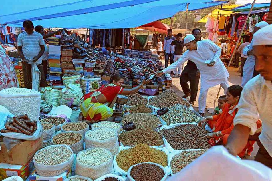 Gerade in Indien lauern viele Krankheiten für Europäer. Auch sollte man gekaufte Nahrung immer gründlich waschen und kein Leitungs- sondern nur abgefülltes Flaschenwasser trinken.