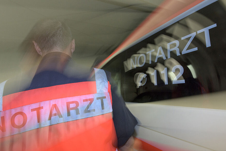 Der Rettungsdienst konnte der Frau schließlich nicht mehr helfen und sie verstarb noch an der Unglücksstelle. (Symbolbild).